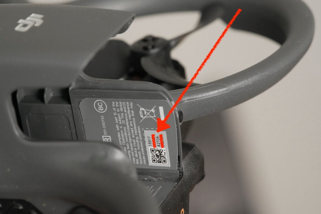 DJI Avata 2: Batteriefach mit Seriennummer und QR-Code